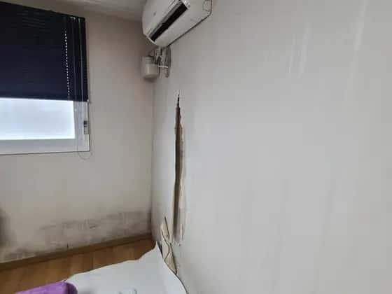 벽 모서리를 따라 길게 갈라진 자국