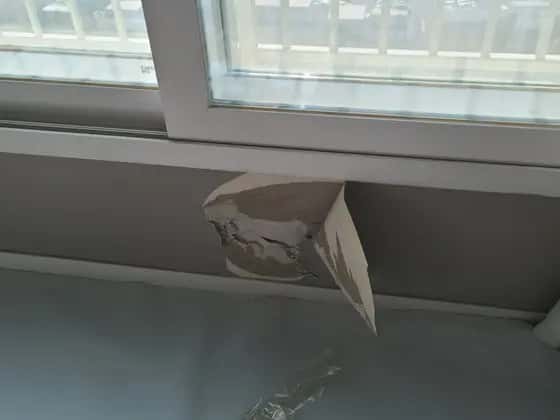 창가 쪽 벽지가 벗겨진 자리