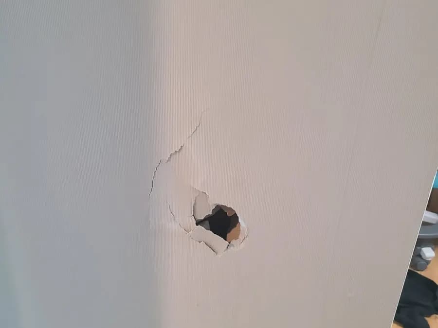 벽에 뚫린 구멍