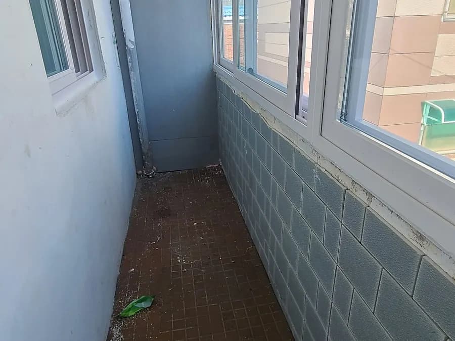 베란다 창가와 타일 바닥