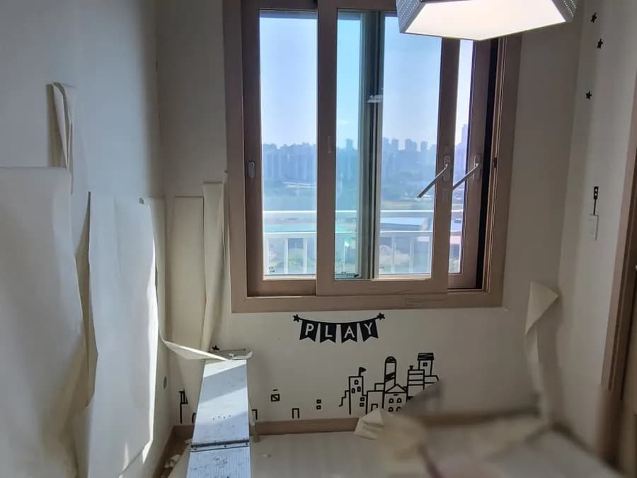벽지를 걷어낸 창가 벽