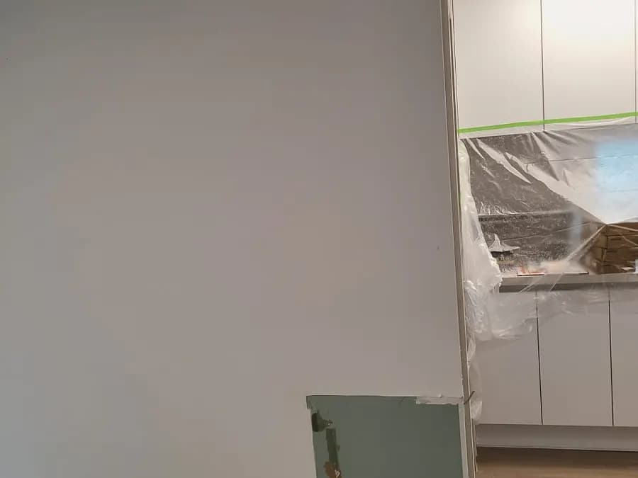 뜯어낸 자재를 세워 둔 주방